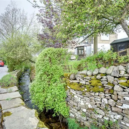 Vintage Holiday In Carlton With Private Garden